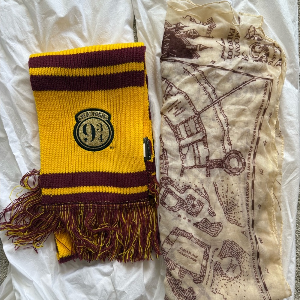 Harry Potter scarves — Platform 9 3/4 Scarf and Map Print Scarf Set
